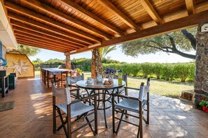 Outdoor dining - Authentic Sardinian villa surrounded by nature (Province of Nuoro)