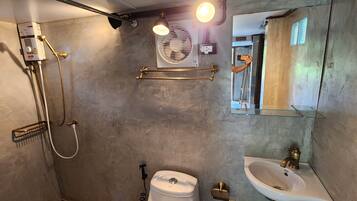 Standard Cabin, 1 Queen Bed, Garden View | Bathroom | Shower, hair dryer, bidet, towels