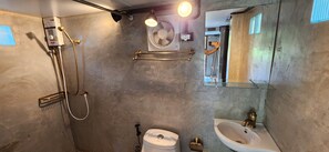 Standard Cabin, 1 Queen Bed, Garden View | Bathroom | Shower, hair dryer, bidet, towels - Seven 50s (Pai)