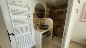Doccia, asciugacapelli, asciugamani, sapone