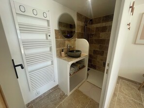 Douche, sèche-cheveux, serviettes fournies, savon