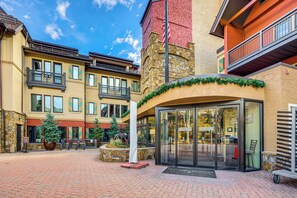 Apartment (2 Bedrooms) | Interior - Vail Ski-in/ski-out Condo: Pool, Hot Tub & Sauna (Vail)
