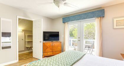 Walk to Ocean & Golf: North Myrtle Beach Home!