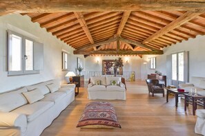 Villa | 7 bedrooms, Internet - New Historic Tuscany Country House Retreat in a Vineyard Near Siena Villa Chiantissimo (Castelnuovo Berardenga)