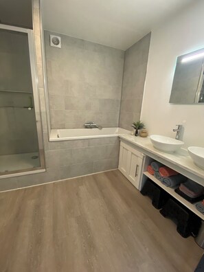 Haartrockner, Handtücher, Toilettenpapier