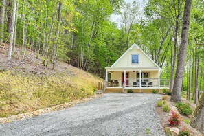 Cottage (2 Bedrooms) | Interior - Farm On-site: Mtn-view Cottage in Hendersonville! (Hendersonville)