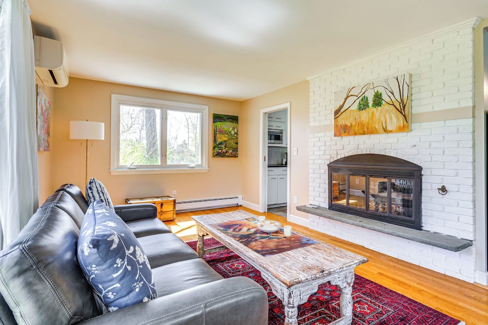 3 Mi to Cape Cod Bay: Marshfield Home w/ Balcony! - Abington, MA
