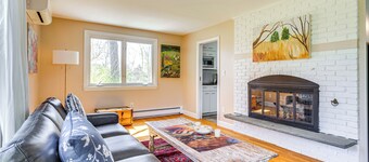 3 Mi to Cape Cod Bay: Marshfield Home w/ Balcony!