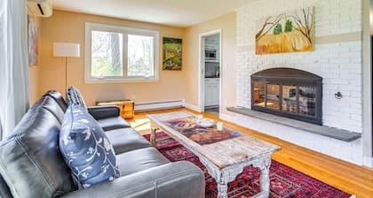 3 Mi to Cape Cod Bay: Marshfield Home w/ Balcony!
