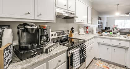 9 Mi to Moody Afb: Newly Updated Condo Near Dining