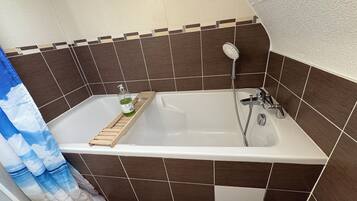 SĂšche-cheveux, serviettes fournies, savon, papier toilette