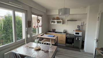 Een microgolfoven, een oven, een kookplaat