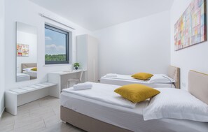 4 chambres, coffres-forts dans les chambres, fer et planche à repasser