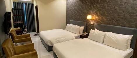 Habitación cuádruple familiar | Escritorio, sistema de insonorización, tabla de planchar con plancha