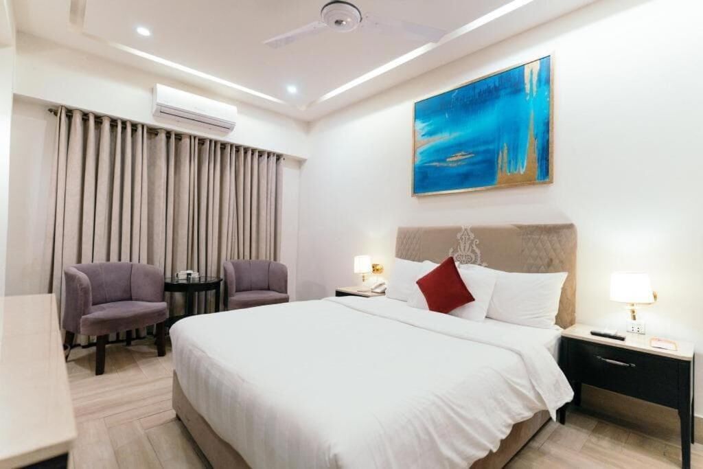 Habitación Deluxe con 1 cama matrimonial o 2 individuales | Escritorio, insonorización, tabla de planchar con plancha y wifi gratis 