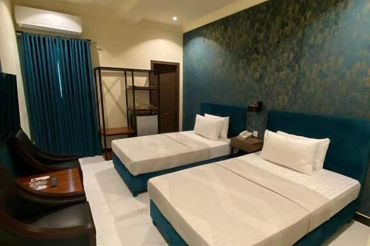 Habitación Deluxe con 1 cama matrimonial o 2 individuales | Escritorio, insonorización, tabla de planchar con plancha y wifi gratis