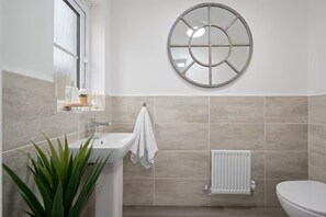 Ferienhaus | Badezimmer | Duschwanne, Komfortbadewanne, Haartrockner, Handtücher