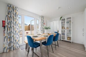 House | Dining - Stylish House in Perth-hot Tub-garden-sleeps 6 (Perth)