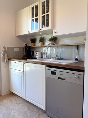 Micro-ondes, four, plaque de cuisson, lave-vaisselle