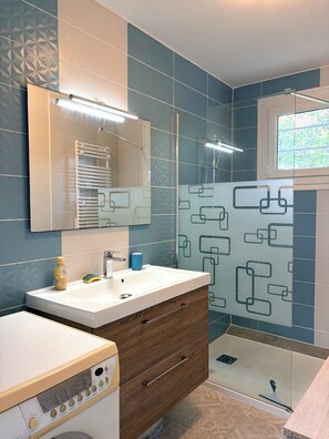 Shower, hair dryer, towels, soap - Cosy house Mimizan Plage - 2 bedrooms, enclosed garden, beach & forest on foot (Mimizan)
