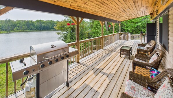 Terrace/patio - Moonlight Ridge-Cabin on 16 Mile Lake, Quiet Setting, Kayaks & Canoe (Munising)