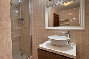 Shower, hair dryer, bidet, towels