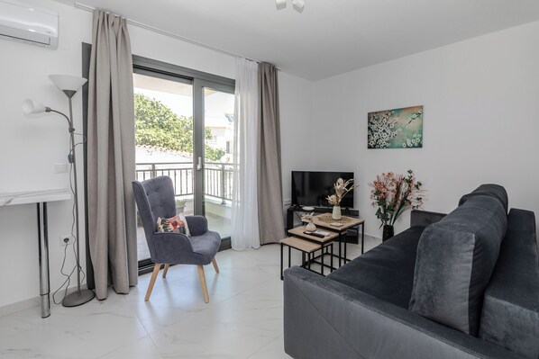 Appartement Luxe, vue ville | 1 chambre, coffres-forts dans les chambres, rideaux occultants