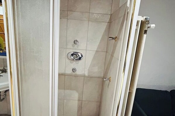 Suihku, hiustenkuivaaja