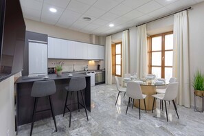 Mikrowelle, Geschirrspüler, Wasserkocher mit Kaffee-/Teezubehör, Toaster
