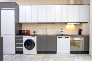 Microwave, dishwasher, coffee/tea maker, toaster