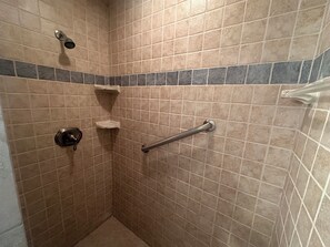 Douche, sèche-cheveux, serviettes fournies