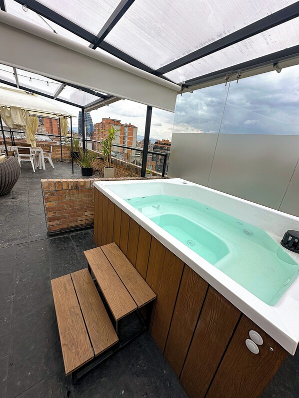 Outdoor spa tub