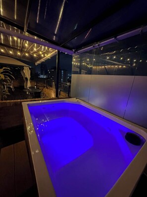 Indoor spa tub