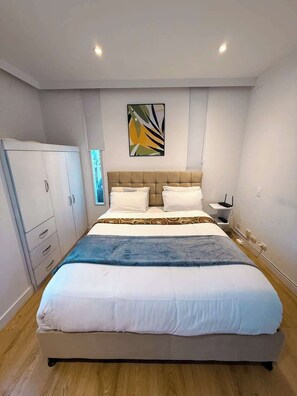 3 bedrooms, iron/ironing board, WiFi, bed sheets