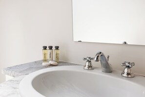 Hiustenkuivaaja, bidee, pyyhkeet, saippua