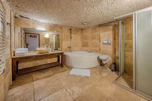 Senior Suite | Bathroom