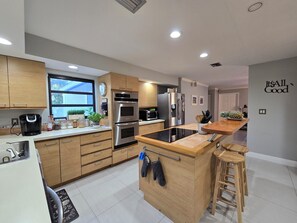 Kjøleskap, mikrobølgeovn, ovn og kokeplater