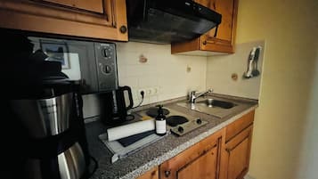 Geladeira, micro-ondas, fogão, cooktop