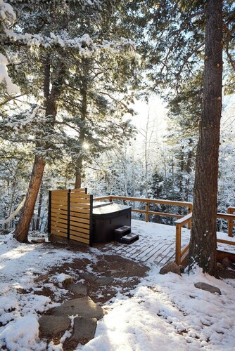 Aspen Hideway · Mountain Modern log Cabin Deck + Hot Tub