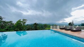 Piscina a l'aire lliure i gandules 