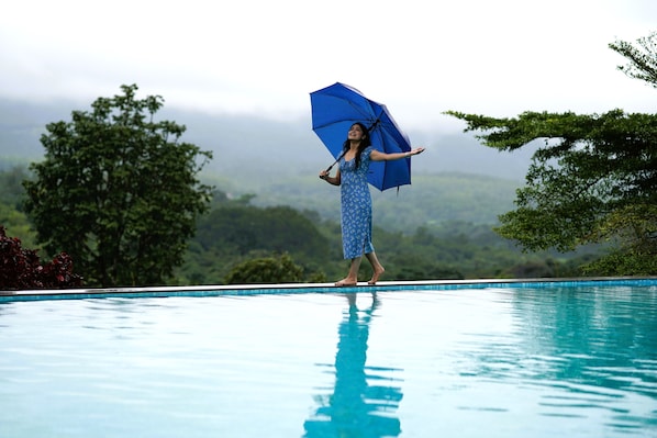 Alberca al aire libre y camastros 