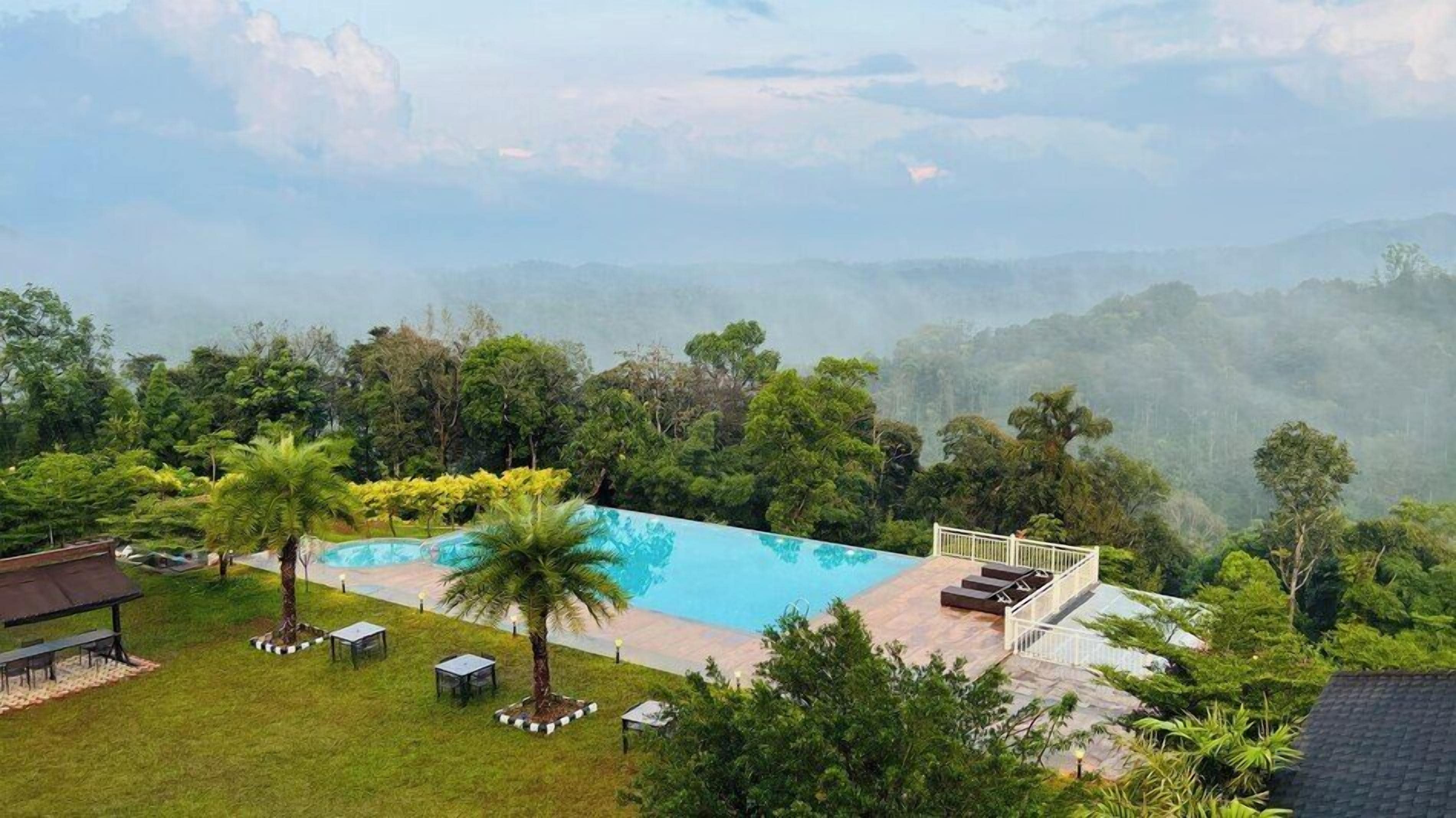 室外游泳池，日光浴躺椅