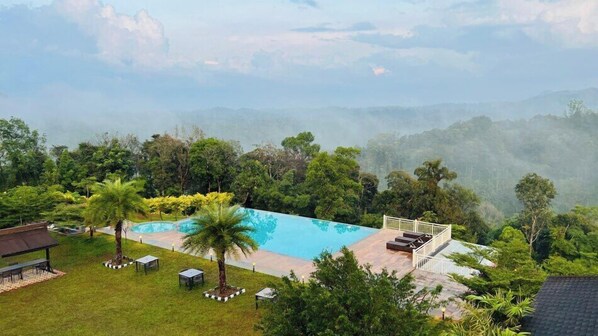 Piscine extérieure, chaises longues