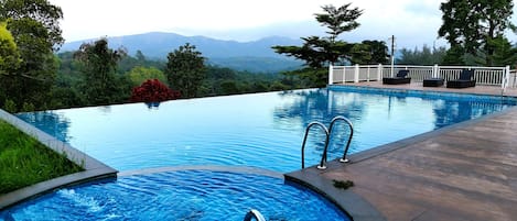 Piscina all'aperto, lettini