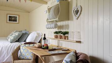 1 bedroom, bed sheets