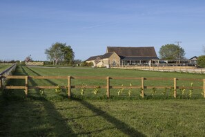Property grounds - Cotswold Nest, dog friendly, Moreton-in-Marsh, Cotswolds (Moreton in Marsh)