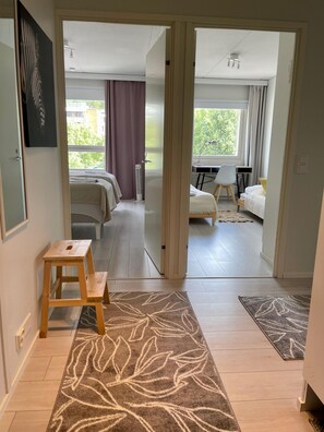 Comfort apartman, 2 hálószobával, kilátással az udvarra | Vasaló/vasalódeszka és ingyenes wifi