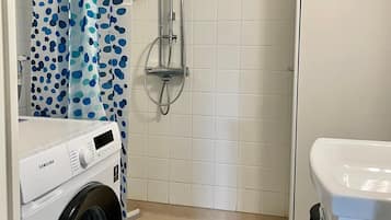 Apartamento conforto, 2 quartos, vista para o pátio | Banheiro