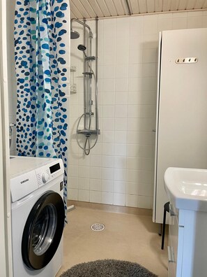 Comfort Apartment, 2 Bedrooms, Courtyard View | Bathroom - Kotimaailma KotikolmioSeponkatu (Lahti)