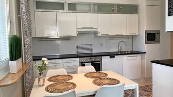 Apartamento conforto, 2 quartos, vista para o pátio | Ferros/tábuas de passar roupa, Wi-Fi de cortesia